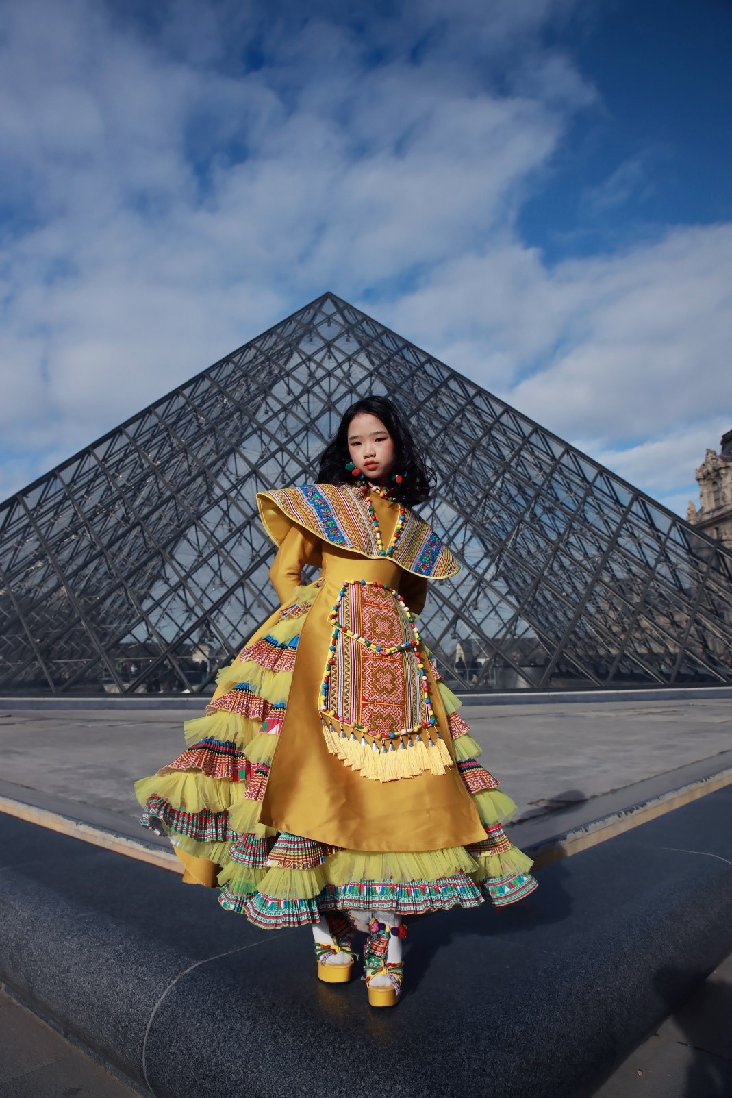 Hạ An chụp hình thời trang tại bảo tàng Louvre trong một thiết kề cảm hứng dân tộc của NTK Thạch Linh