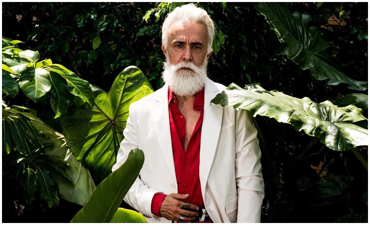 Alessandro Manfredini là một người mẫu sinh năm 1966 ở Ý. Ông nổi tiếng với bộ râu quai nón bạc trắng ấn tượng.
