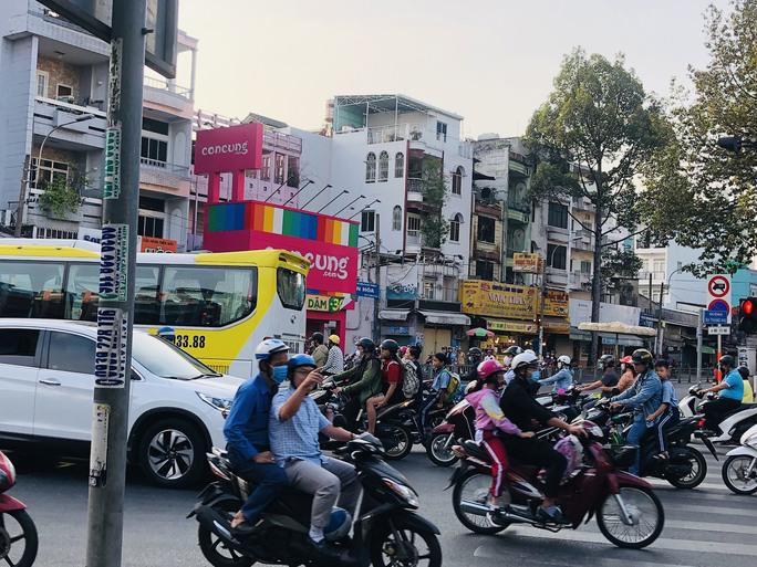 Ô tô, xe gắn máy san sát nhau trên đường Ba Tháng Hai, việc thiếu quan sát cũng là nguyên nhân xảy ra va chạm trên đoạn đường