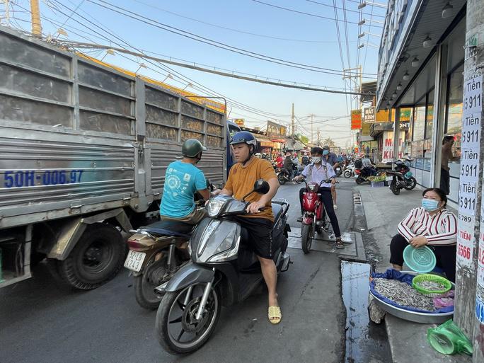 Giao lộ Trần Văn Mười - Phan Văn Hớn dù có đèn tín hiệu nhưng nhiều người đi xe máy không tuân thủ