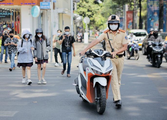 Nữ sinh (17 tuổi) lái xe máy "xịn" chở theo bạn phía sau vi phạm nhiều lỗi về an toàn giao thông.