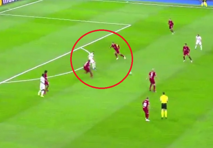 Cặp trung vệ của Liverpool cách nhau quá xa và Benzema nhận ra điều đó