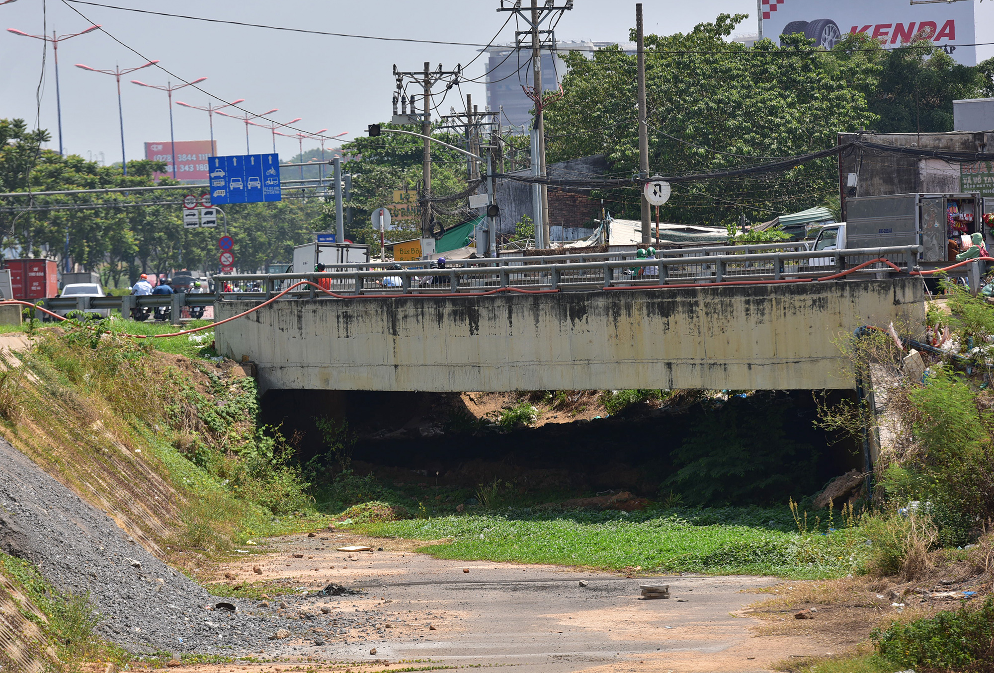 Đơn vị thi công phải dừng thi công đoạn đường hầm hở tại hầm chui gần Khu du lịch Suối Tiên khi chưa có mặt bằng.