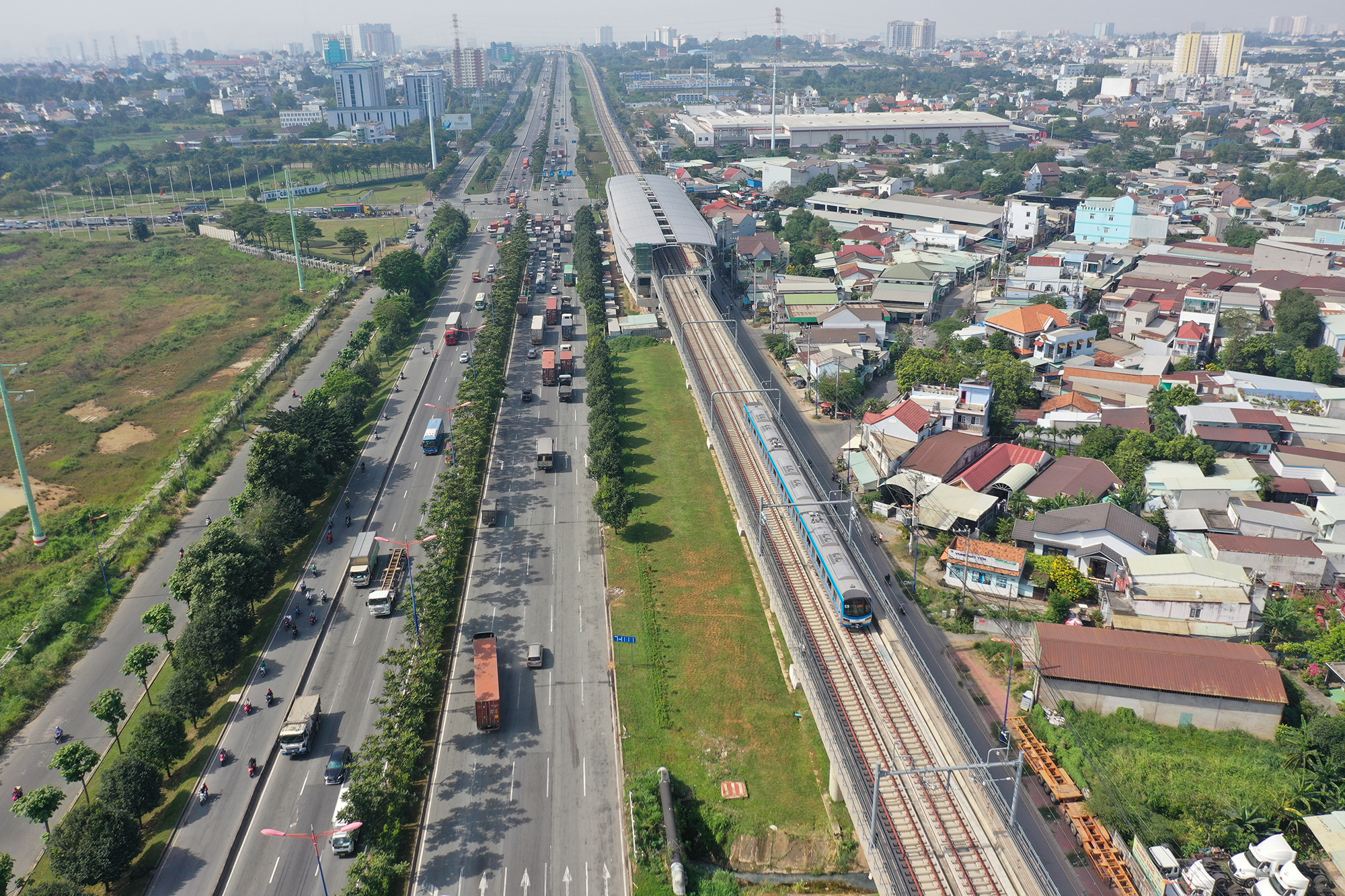 Dự án BOT mở rộng Xa lộ Hà Nội và quốc lộ 1 có tổng chiều dài 15,7km, bắt đầu từ chân cầu Sài Gòn đến nút giao Tân Vạn. Tổng mức đầu tư dự án là 4.905 tỷ đồng. Mặt đường được nâng cấp mở rộng từ 23m lên 113 - 153m, cho 12 - 16 làn xe lưu thông.