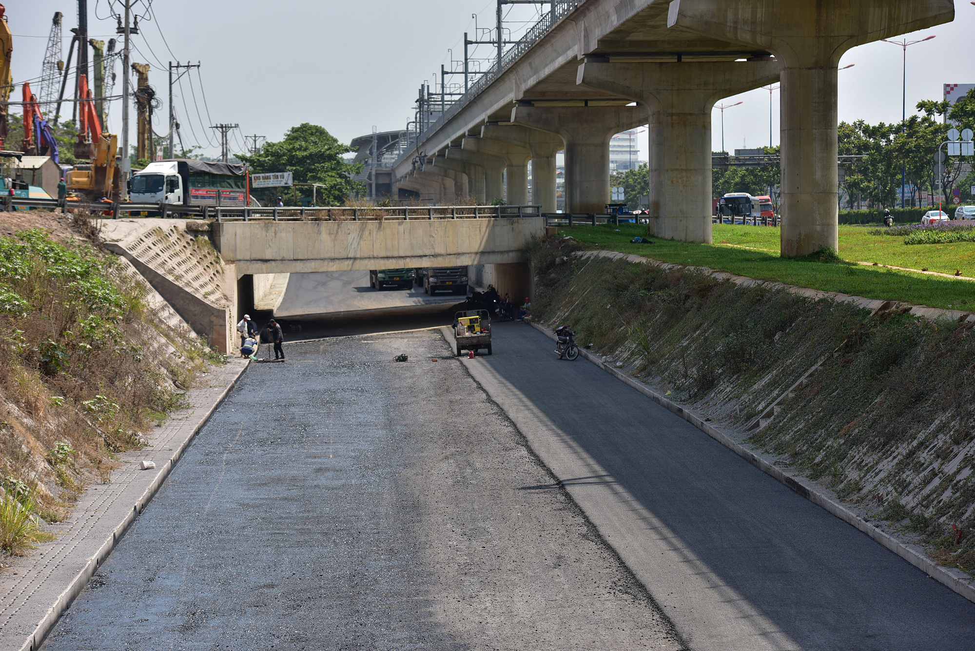 Mặt hầm đều được thiết kế rộng 13,5m bao gồm lề đường công vụ. Các hầm có chiều cao 2,5m, dự kiến cho xe máy và ôtô con chạy với vận tốc tối đa 50km/h.