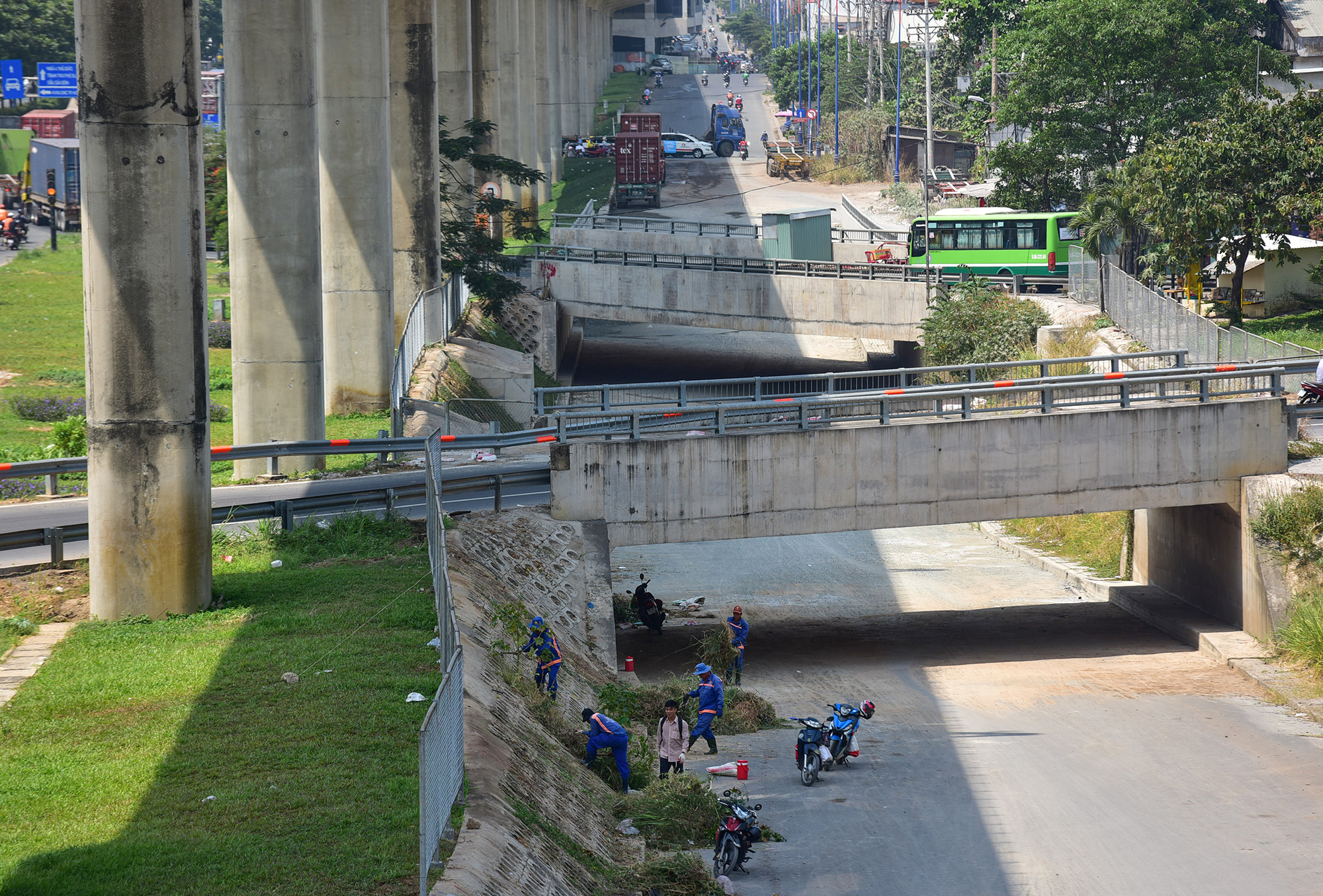 Sau hơn 5 năm, công trình hiện vẫn chưa có hạng mục nào được hoàn thành đưa vào sử dụng. Ông Nguyễn Thanh Nam, Phó Giám đốc Công ty CP Đầu tư và xây dựng Xa lộ Hà Nội (chủ đầu tư) cho biết, công trình hiện đạt khoảng 80% tiến độ, thời gian thi công kéo dài do vướng mặt bằng, ảnh hưởng của dịch Covid-19 và phải phối hợp các hạng mục để đồng bộ với tuyến metro số 1.