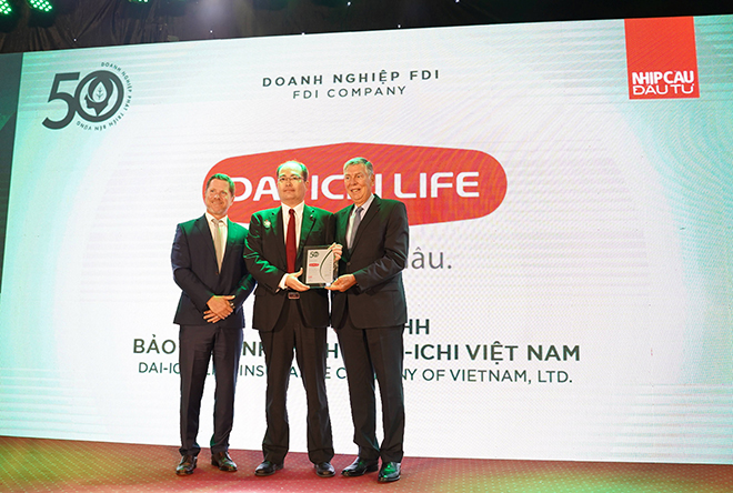 Ông Seigo Fujimaru – Phó Tổng Giám đốc Điều hành kiêm Phó Tổng Giám đốc Hành chính Tổng hợp Dai-ichi Life Việt Nam nhận giải thưởng “Top 50 Doanh nghiệp Phát triển Bền vững 2022”