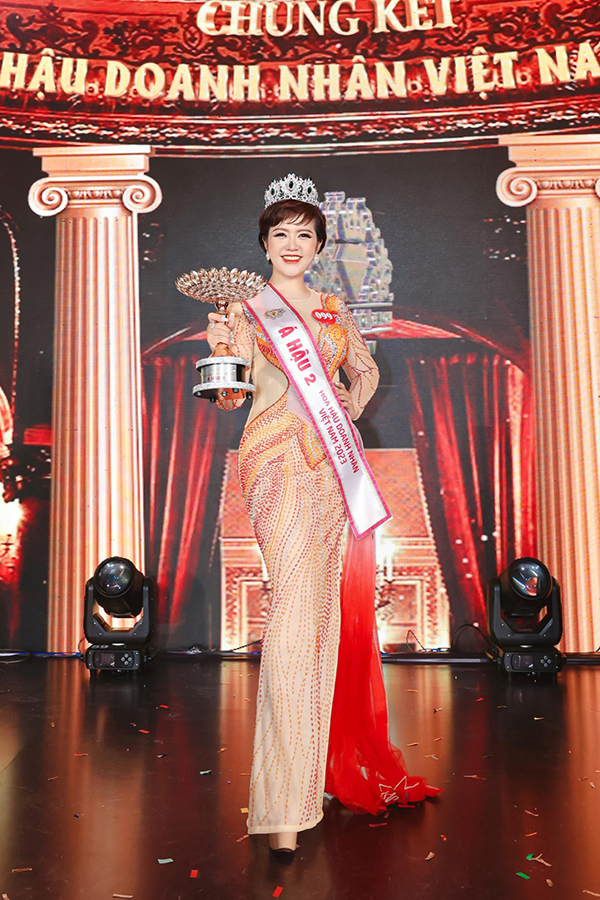Doanh nhân Đinh Thị Hằng đăng quang ngôi vị Á hậu 2 Hoa hậu Doanh nhân Việt Nam 2023