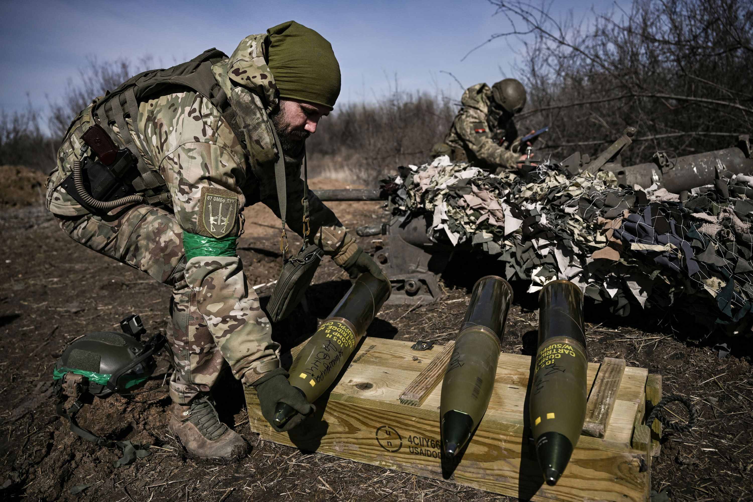 Binh sĩ Ukraine chuẩn bị đạn pháo (ảnh: CNN)