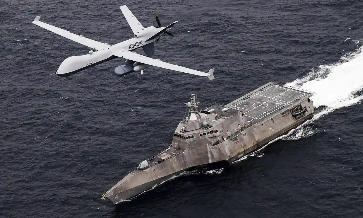 UAV MQ-9 Reaper tuần tra trên biển cùng tàu chiến (ảnh: Reuters)