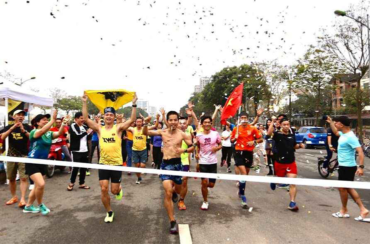 Hình ảnh Đăng Hiếu về đích, làm nên kỷ lục&nbsp;trong sự ủng hộ của đông đảo runner tại Hà Nội