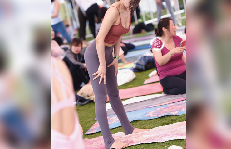 Trào lưu tập yoga ở nơi công cộng đang được nhiều người quan tâm.
