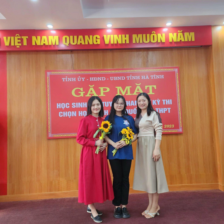 Nguyễn Khánh Linh (ở giữa) trong buổi gặp mặt đội tuyển dự thi HSG quốc gia.