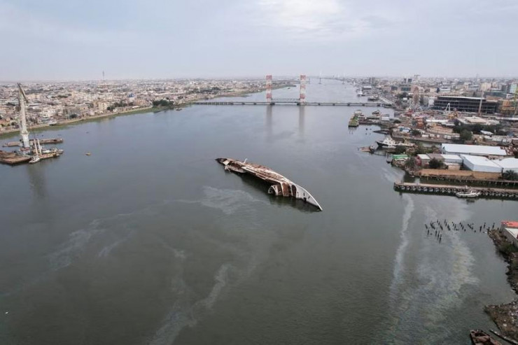 Xác du thuyền "al-Mansul" trên sông Shatt al-Arab, Basra, Iraq. Ảnh: REUTERS