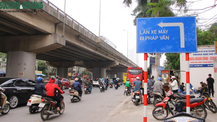 Cầu vòm thép vượt hồ Linh Đàm có vị trí lối dẫn vào cầu khá khuất tầm nhìn, xe máy phải băng qua làn ô tô nên càng khó tiếp cận và sử dụng cầu.