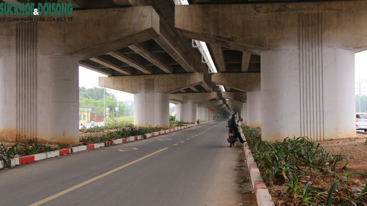 Trong khung giờ cao điểm (7h đến 8h sáng), cầu vô cùng vắng vẻ, số người di chuyển qua hồ Linh Đàm bằng cầu vòm thép chỉ đếm trên đầu ngón tay.