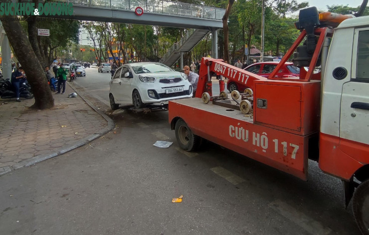 Công an phường Hoàng Liệt cho biết, đơn vị đã liên tục nhắc nhở, thậm chí xử phạt nhiều lần nhưng người dân vẫn cố tình tái phạm hành vi dừng đỗ phương tiện tại khu vực cầu vòm thép.