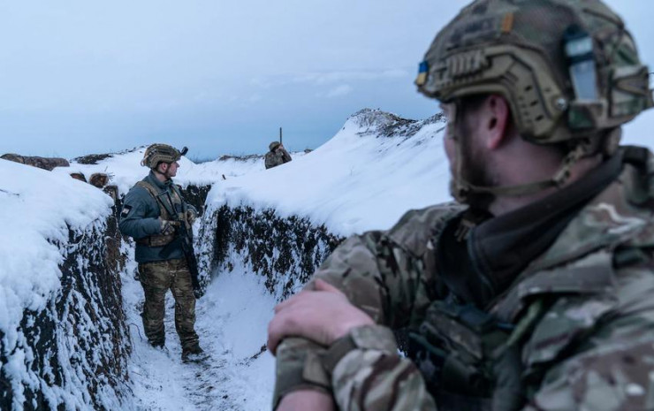 Binh sĩ Ukraine chiến đấu trong mùa đông. Ảnh: AP