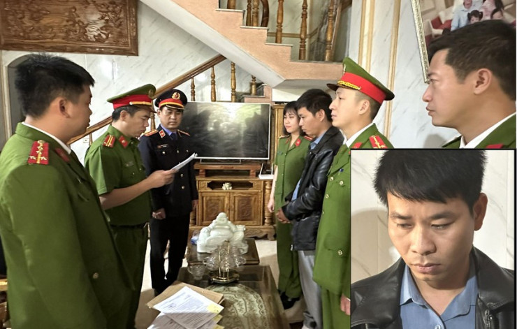 Công an tỉnh Thanh Hoá đọc Quyết định khởi tố bị can và Lệnh bắt tạm giam 4 tháng đối với Lê Văn Khang. Ảnh: CATH