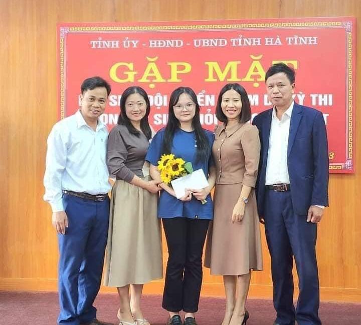 Lãnh đạo nhà trường, thầy cô chụp ảnh lưu niệm cùng Khánh Linh.