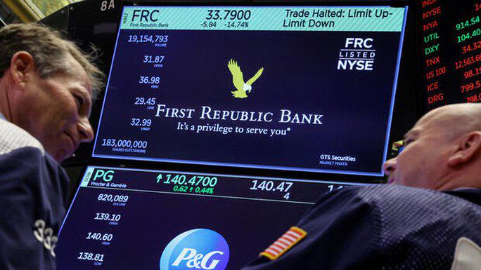 Cổ phiếu của Ngân hàng First Republic giảm thêm 22% hôm 16-3 (giờ địa phương) trước khi có gói cứu trợ. Ảnh: Reuters