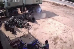 Video: Khoảnh khắc bánh xe phát nổ, nam nhân viên văng ra xa