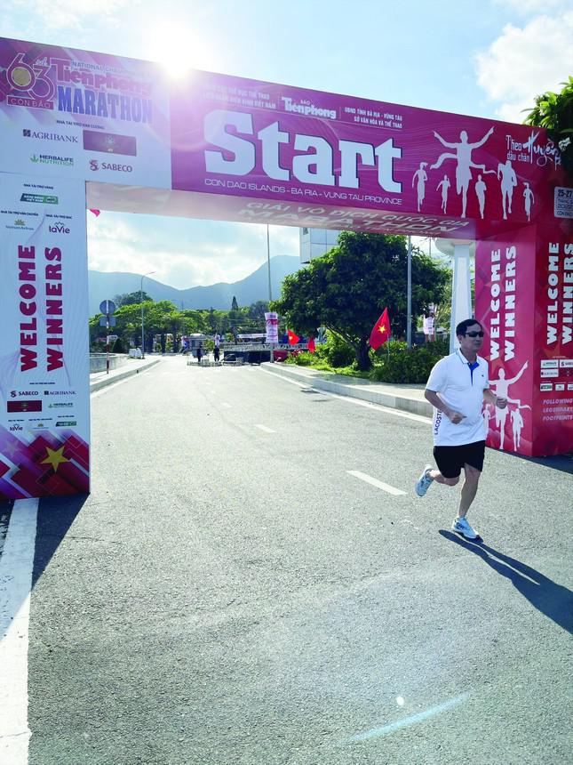 Lưu Văn Hùng trên đường chạy Tiền Phong Marathon 2022 tại Côn Đảo
