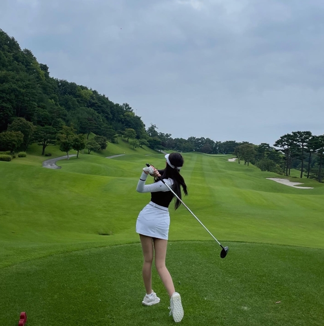 Chân dài 9x đặc biệt yêu thích golf – môn thể thao thường được mặc định dành cho giới nhà giàu.
