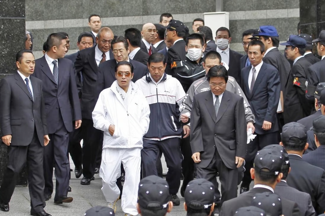 Một băng đảng yakuza Nhật Bản xuất hiện với ông trùm (người mặc áo trắng) (ảnh: SCMP)