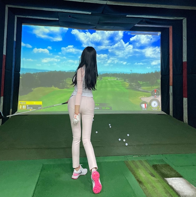 Kim Su Jeong thường tập luyện golf cả trong nhà lẫn ngoài trời, bất cứ khi nào cô có thời gian rảnh.
