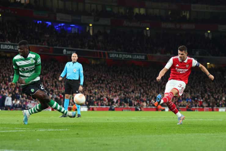 Xhaka có mặt đúng lúc để đá bồi mở tỷ số cho Arsenal