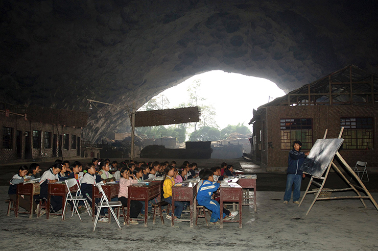 Dongzhong là một trường tiểu học ở làng Miao, tỉnh Quý Châu, Trung Quốc.&nbsp;Điều kỳ lạ về nơi này là nó được đặt trong một hang động khổng lồ. Người dân địa phương đã cùng nhau xây nó với hy vọng trẻ con trong làng được học hành.
