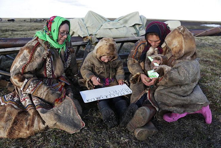 Ở phía đông nam Siberia, có một nhóm du mục đang cố gắng duy trì lối sống của họ.&nbsp;Người Evenk ở đây nổi tiếng với lối sống chăn tuần lộc, săn bắt, đánh cá nhưng mọi thứ dẫn bị mai một do tiếp xúc với nền văn minh phương Tây. Alexandra Lavrillier, một nhà dân tộc học lỗi lạc người Pháp đã giúp họ bảo tồn di sản của mình bằng cách thành lập một ngôi trường du mục nhằm mang đến cho trẻ em Evenk cơ hội tiếp nhận nền giáo dục hiện đại trong khi vẫn duy trì truyền thống của tổ tiên.
