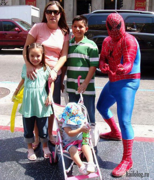 Người nhện đưa gia đình đi chơi.
