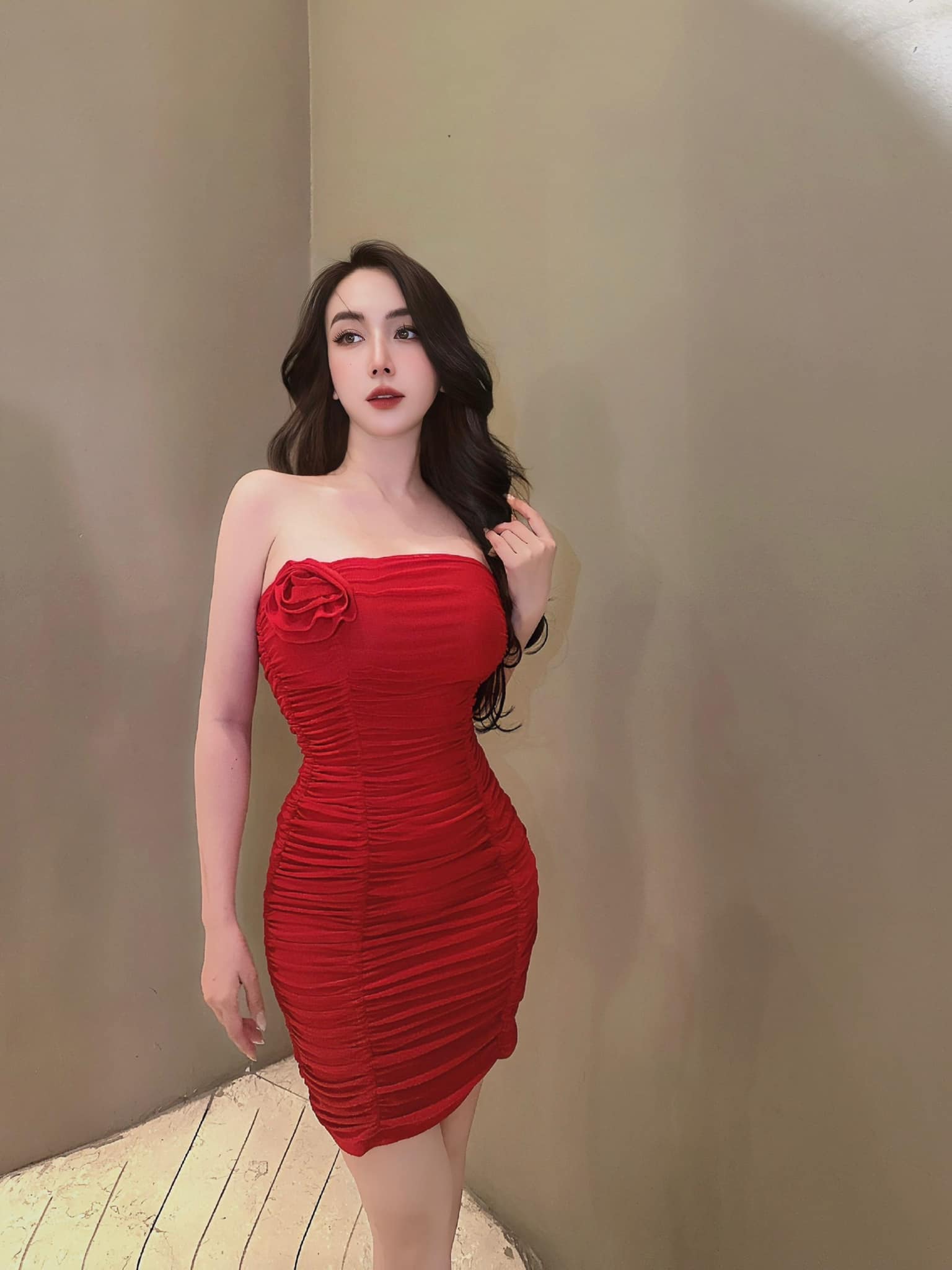 Với những thiết kế bodycon thì cách kết hợp kiểu thân trên dáng quây là phù hợp.