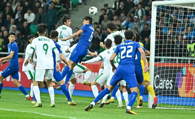 Trận chung kết giữa U20 Uzbekistan (áo xanh) và U20 Iraq diễn ra hấp dẫn