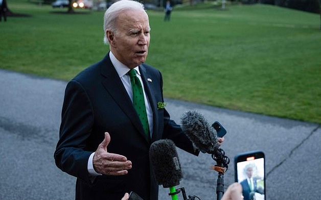 Ông Biden trả lời các phóng viên trước khi rời Nhà Trắng.