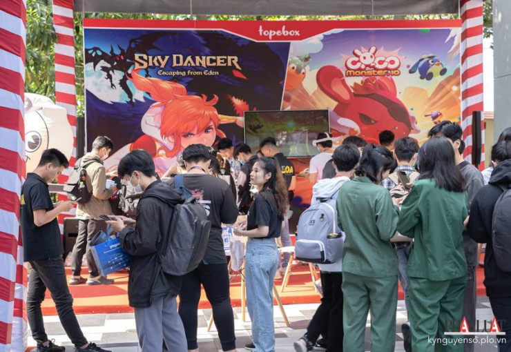 Các gian hàng game tại Hội nghị kết nối mở rộng thị trường ngành game Việt Nam. Ảnh: TIỂU MINH