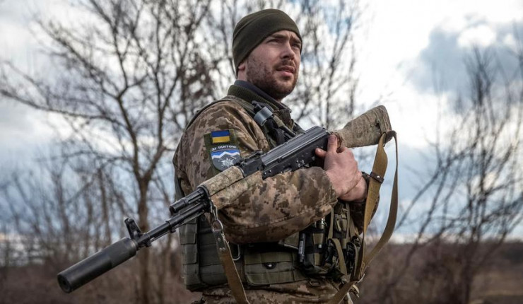 Binh sĩ Ukraine chiến đấu ở tỉnh Donetsk ngày 12-3. Ảnh: REUTERS
