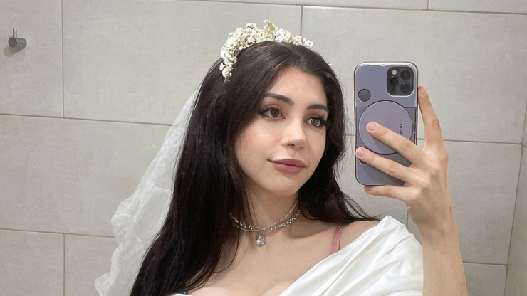 Cô gái tự mua váy cưới và bánh kem để kết hôn với chính mình.