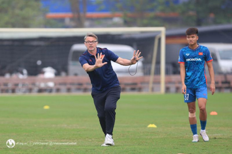 HLV Philippe Troussier yêu cầu rất cao từ các học trò.