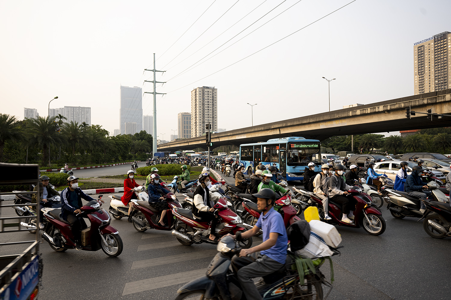 Hàng loạt phương tiện xe máy nối đuôi nhau tách làn đi sang làn đối diện đón đầu đèn xanh thay vì chờ xếp hàng tuần tự.