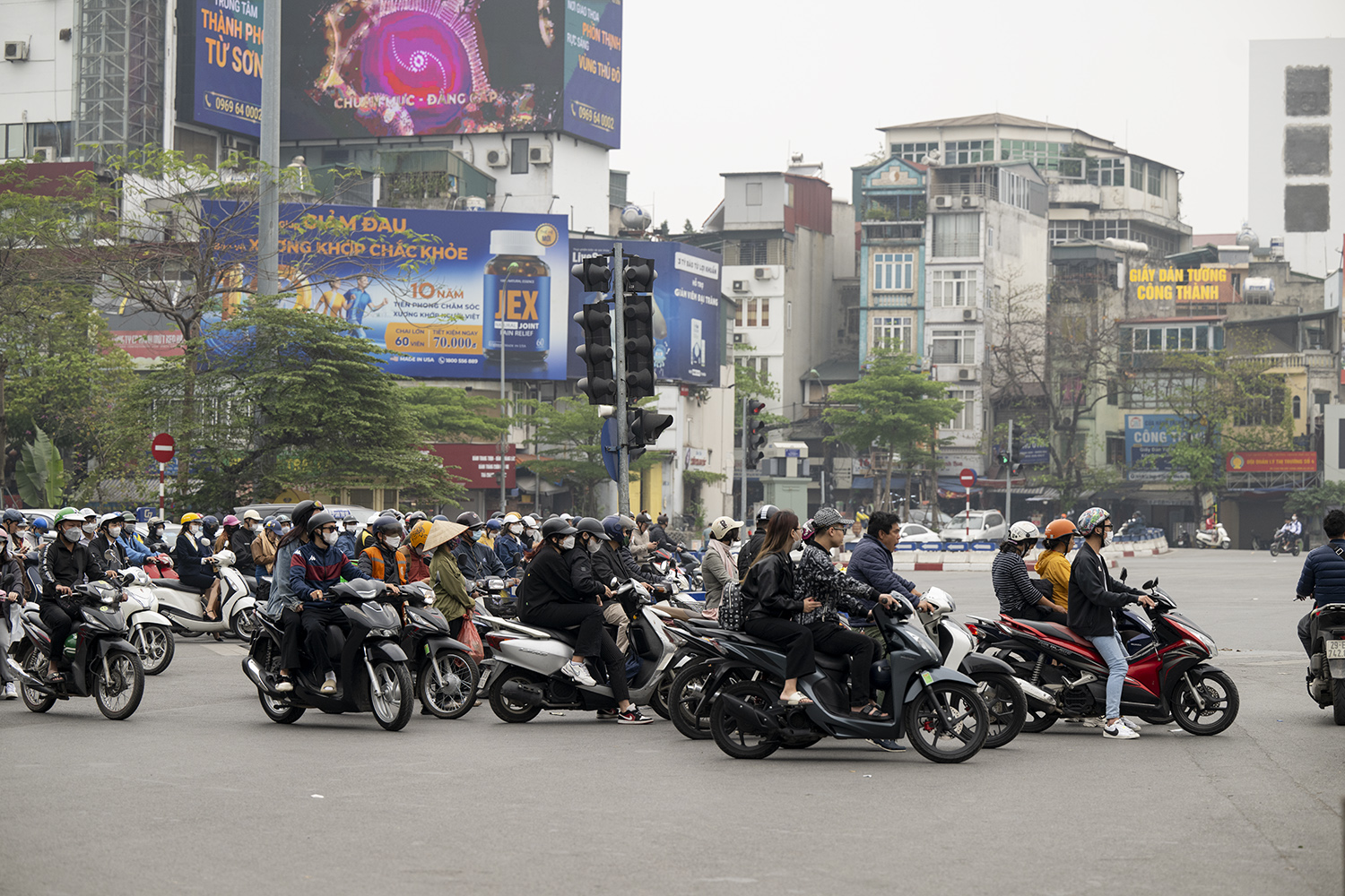 HN: Hàng loạt nút giao thông xuất hiện xe máy nối đuôi nhau chạy “kỳ dị”, phạm lỗi nặng - 9