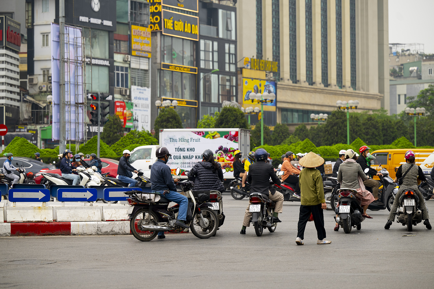 Tại ngã tư ngã tư Xã Đàn - Nguyễn Lương Bằng, xe máy dàn hàng ngang chờ đèn ở làn ngược chiều