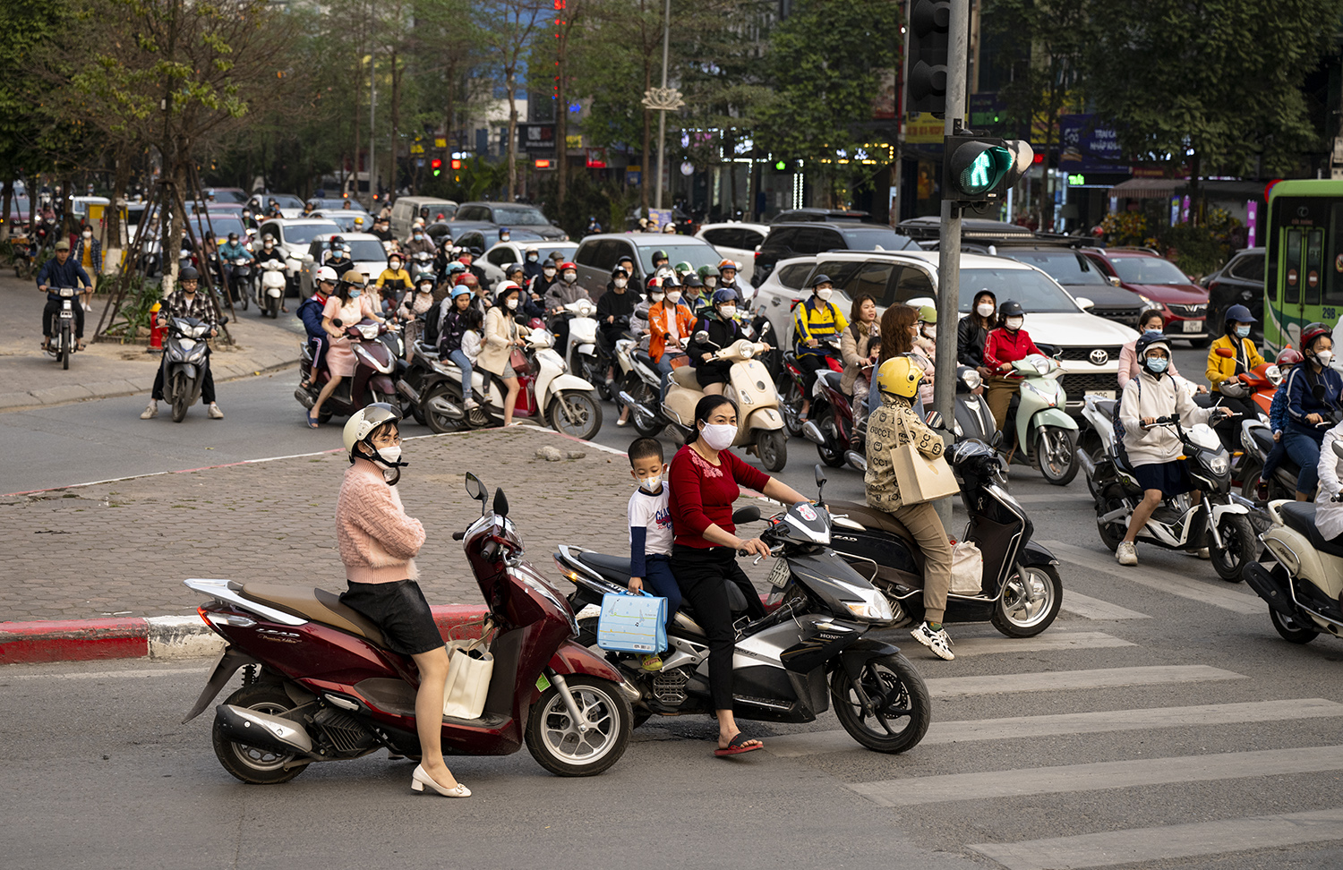 Tại nút giao ngã tư &nbsp;Hàm Nghi - Lê Đức Thọ, người tham gia giao thông bằng xe máy lấn làn đường dành cho người đi bộ, dừng ngược chiều hướng rào chỉ đường.