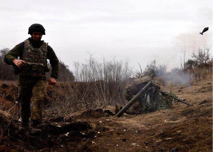 Quân đội Ukraine thuộc lữ đoàn 80, bắn đạn cối vào một vị trí tiền tuyến gần Bakhmut hôm 16-3 - Ảnh: REUTERS