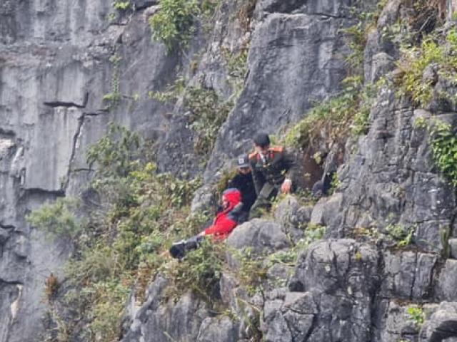 Phút giây sinh tử của du khách rơi xuống khe đá khi leo ra mỏm đá “tử thần” chụp ảnh