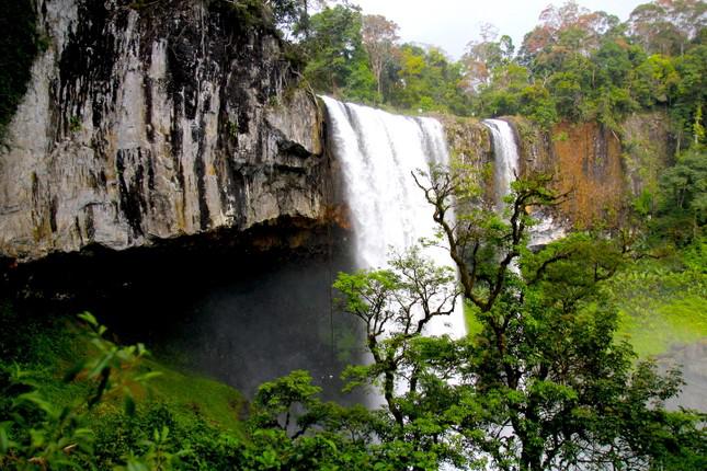 Thác này nằm trên suối Say (thượng nguồn sông Côn), gần ngã ba ranh giới giữa huyện Ba Tơ (Quảng Ngãi) và huyện An Lão (Bình Định)