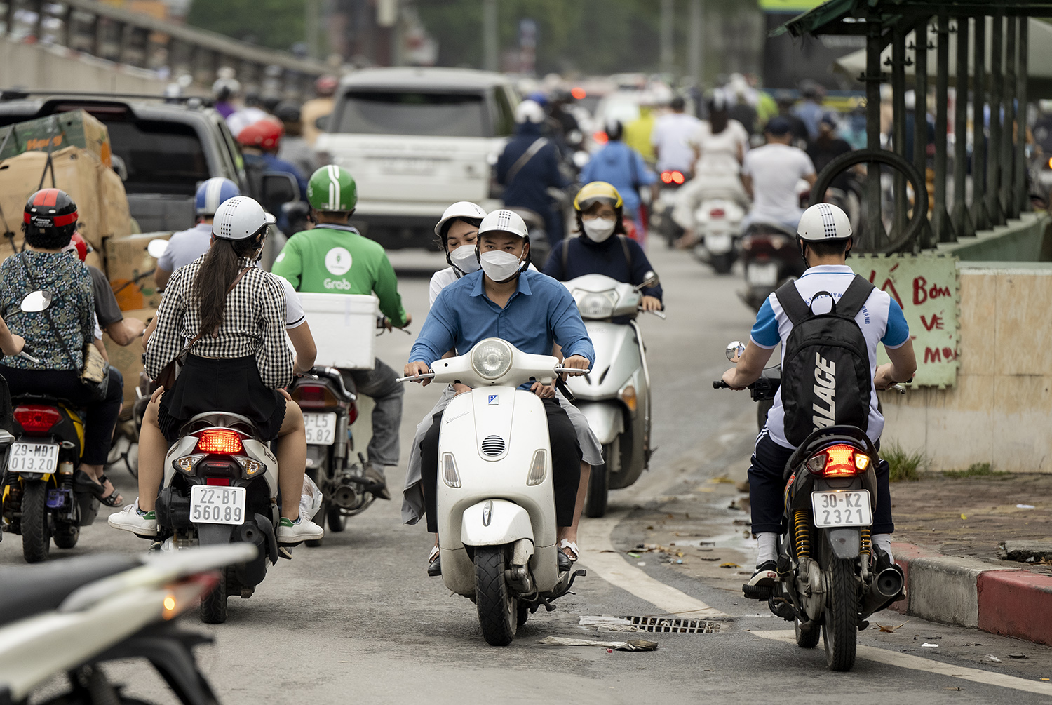 Nút giao Ngã Tư Sở mật độ phương tiện khá đông, Không chỉ 1 người mà rất nhiều người và phương tiện nối đuôi nhau đi ngược chiều, khiến tình trạng ùn tắc giao thông càng thêm nghiêm trọng