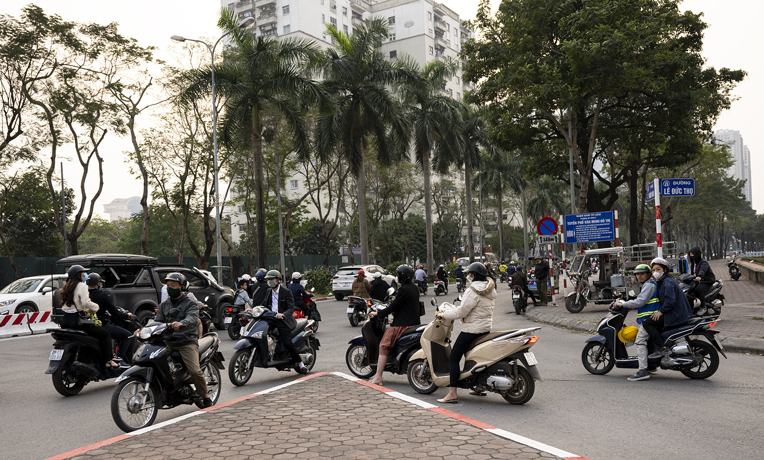 Trao đổi với PV, luật sư Lê Văn Kiên (Trưởng Văn phòng luật sư Ánh sáng Công Lý) cho biết, với hành vi điều khiển xe mô tô, xe gắn máy, kể cả xe máy điện “đi ngược chiều của đường một chiều, đi ngược chiều trên đường có biển “Cấm đi ngược chiều”, người điều khiển xe máy sẽ bị phạt tiền từ 1.000.000 đồng đến 2.000.000 đồng, tước quyền sử dụng Giấy phép lái xe từ 01 tháng đến 03 tháng.